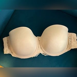 Lightly lined Auden strapless underwire bra